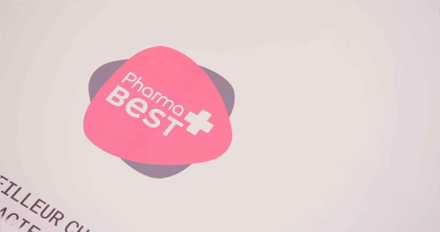 Preparation board: reference close-up of the Pharmabest logo on paper.