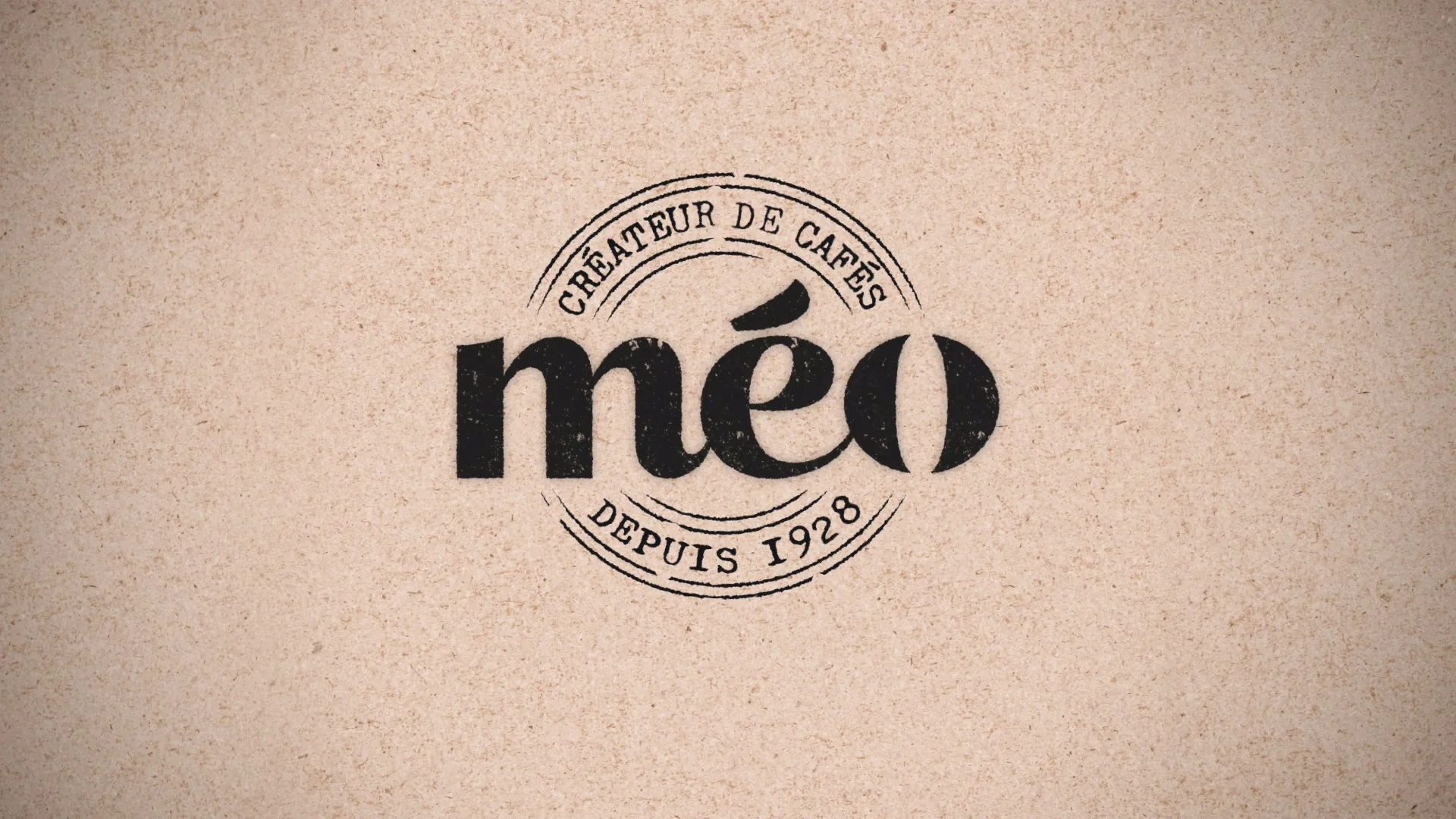 Black méo logo with the French wording “Créateur de cafés” and “Depuis 1928” on a textured beige background.