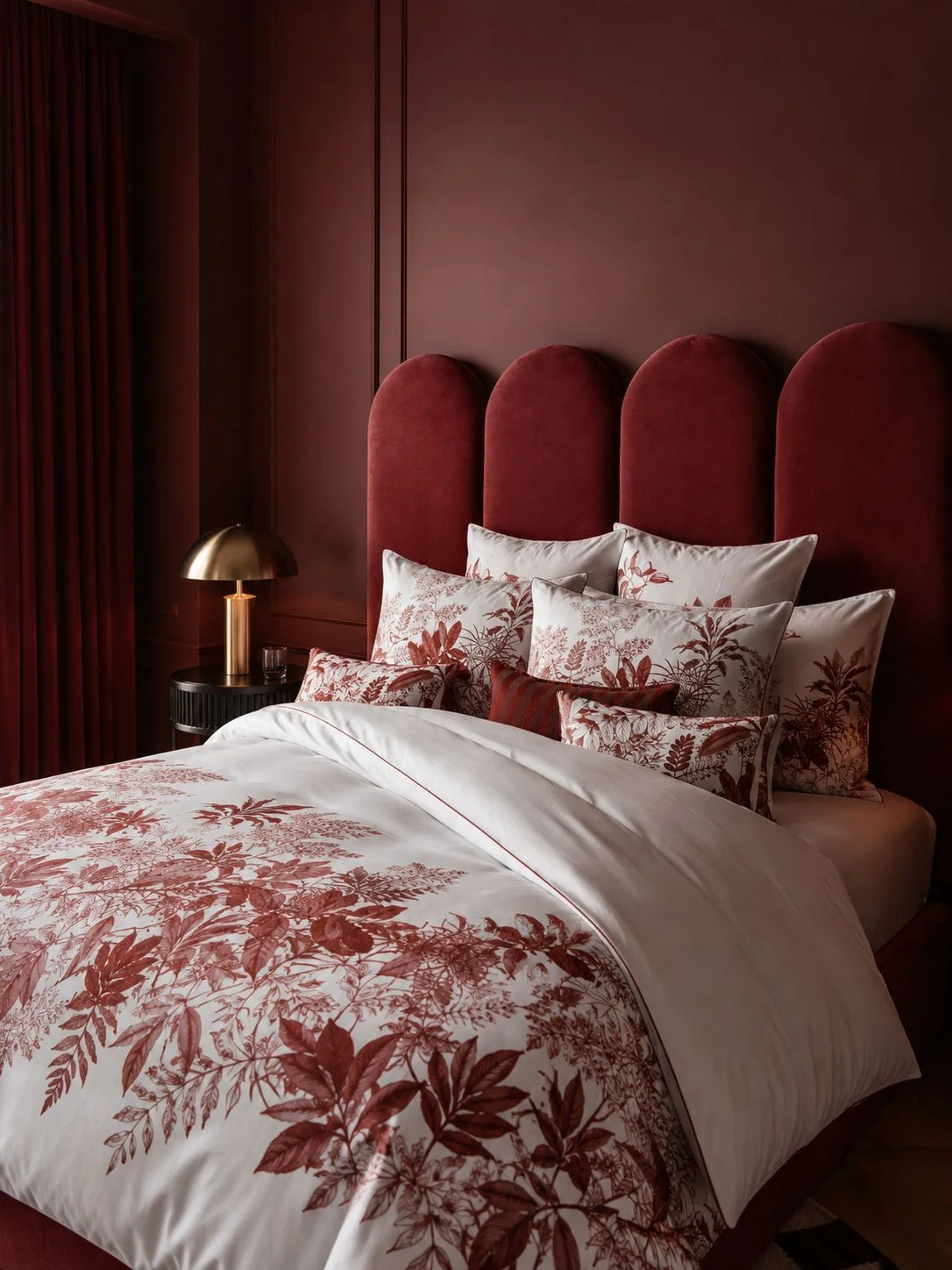 Feuilles en scène, P04 source: three-quarter view of the bed and velvet headboard.