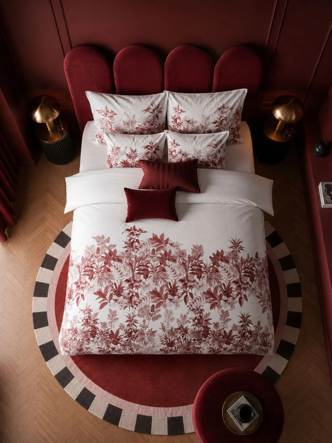 Feuilles en scène, P03 source: overhead view of the bed and circular rug.