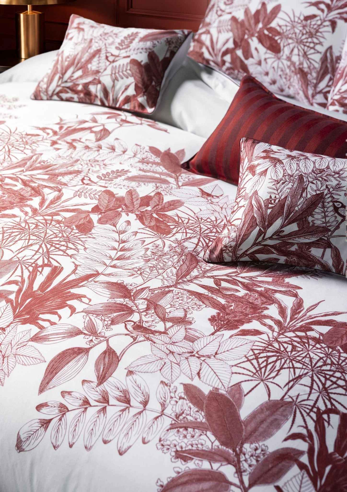 Feuilles en scène, P02 source: red floral pattern on white bedding.