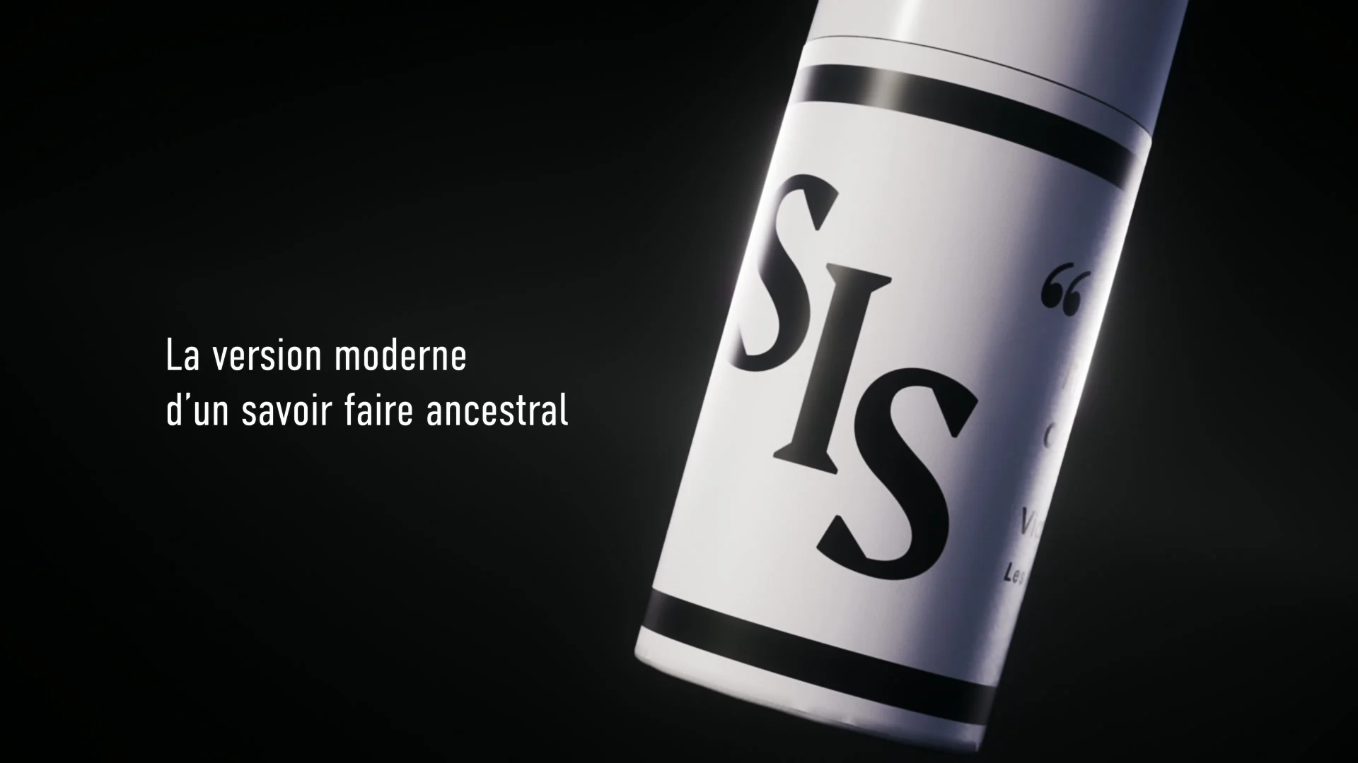 Close-up of the SIS logo on the white case, beside French text meaning “The modern version of ancestral know-how”.